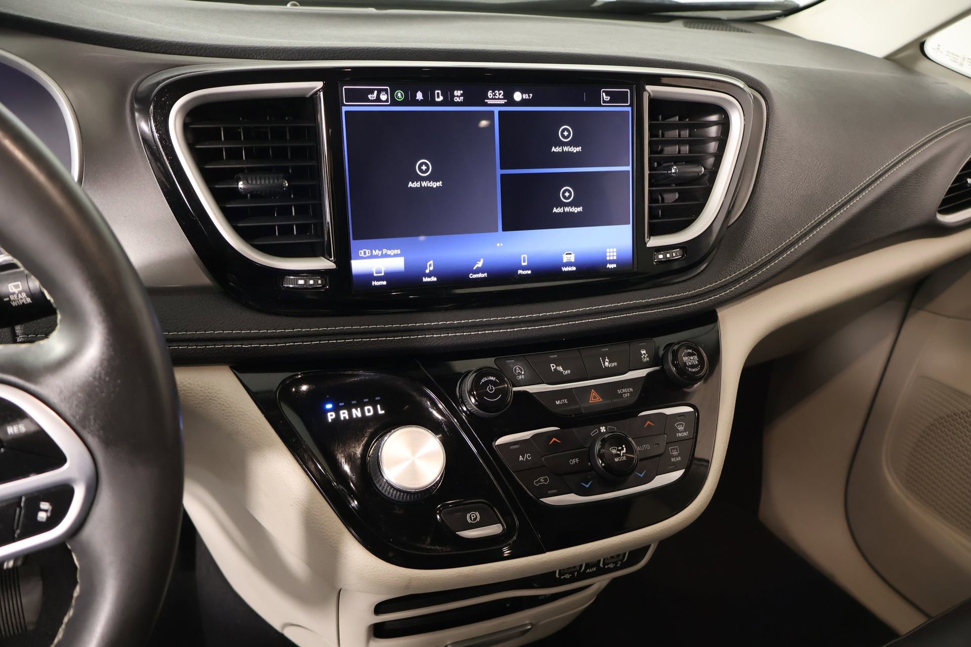 Used 2022 Chrysler Pacifica Touring-L image 5