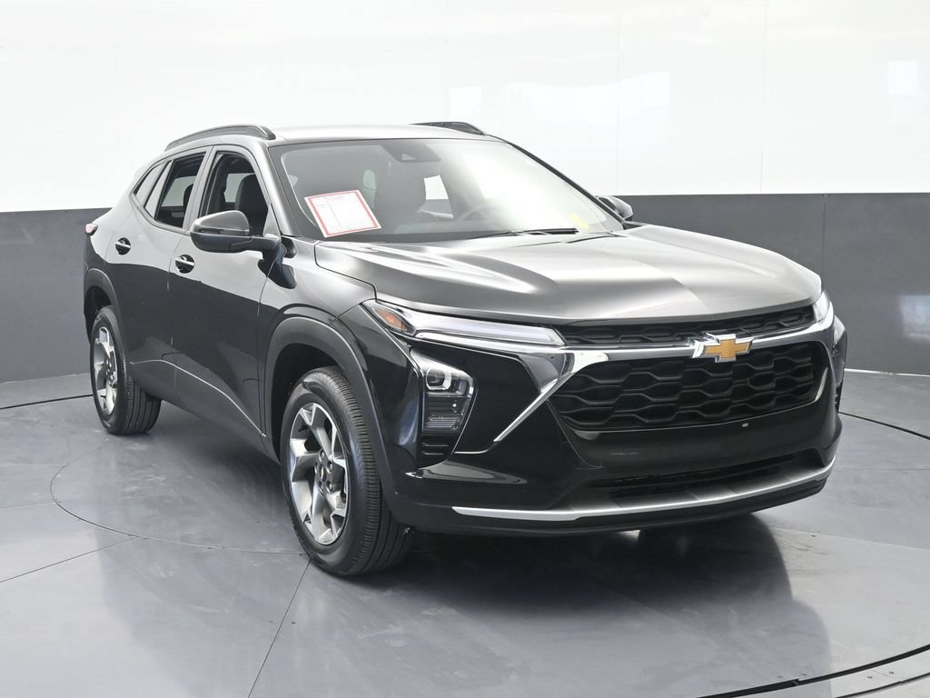 Used 2025 Chevrolet Trax LT FWD image 9