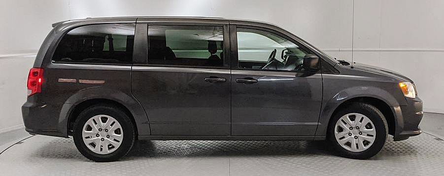 Used 2018 Dodge Grand Caravan SE w/ UConnect Hands-Free Group image 2