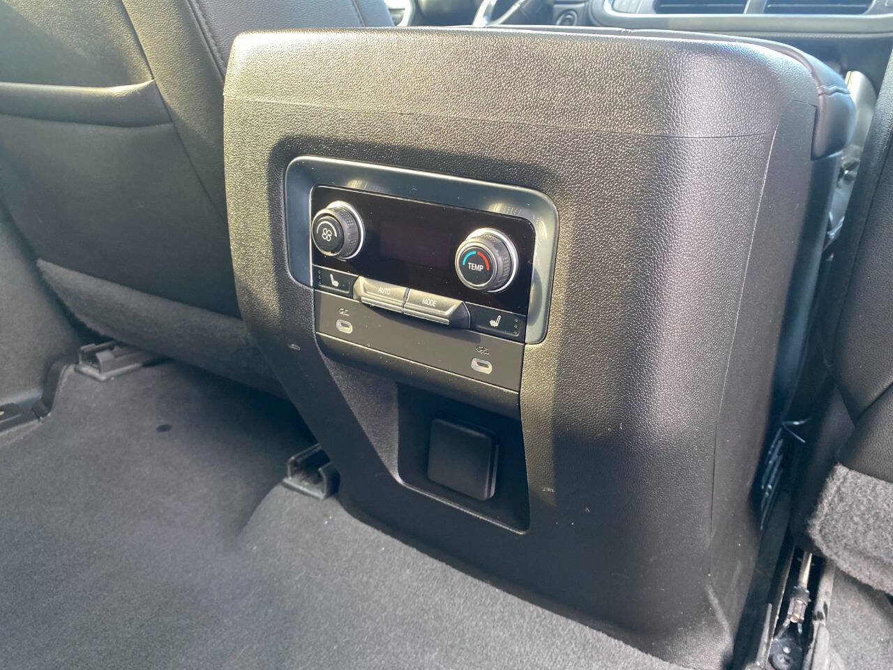 Used 2022 Chevrolet Suburban Z71 w/ Luxury Package image 18