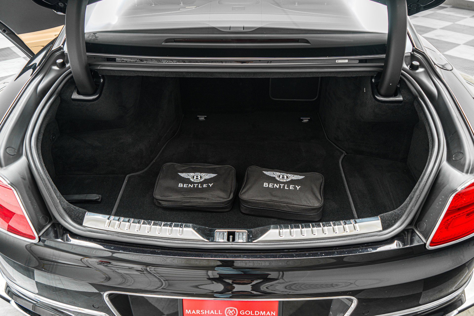 Used 2023 Bentley Flying Spur Plug-In Hybrid image 19