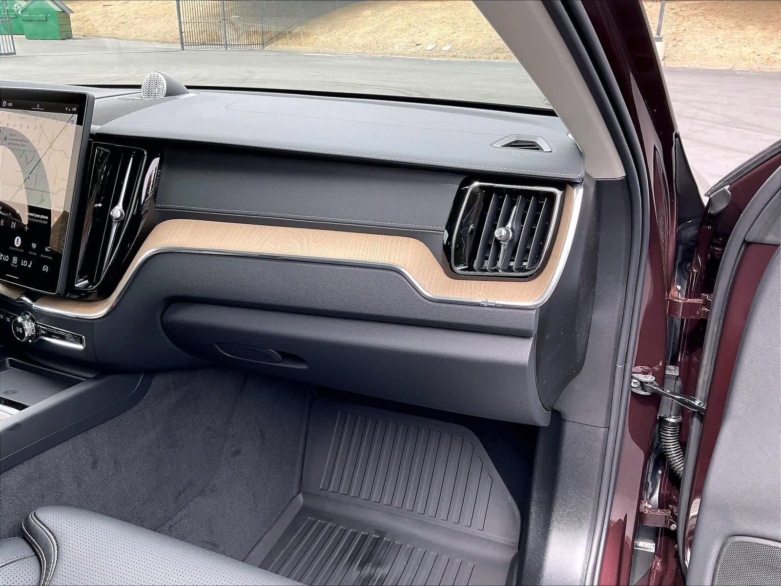 New 2026 Volvo XC60 T8 Ultra w/ Climate Package AWD/4WD image 28