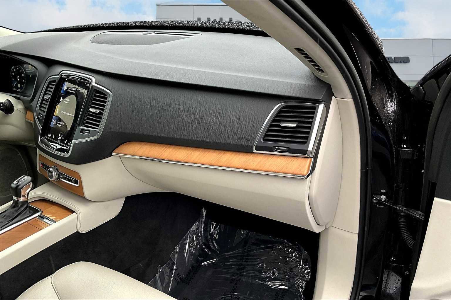 Used 2022 Volvo XC90 T6 Momentum w/ Climate Package image 24