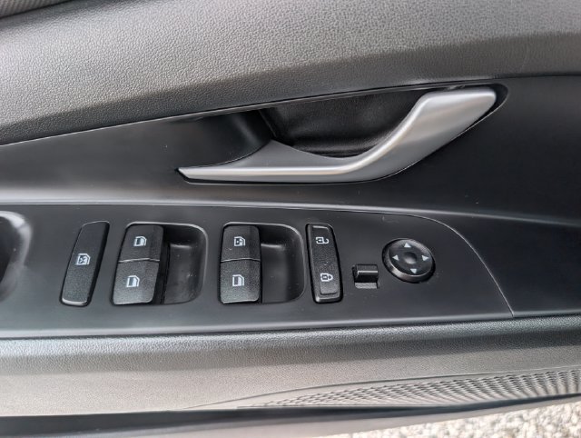 Used 2023 Hyundai Elantra SEL w/ Convenience Package FWD image 17