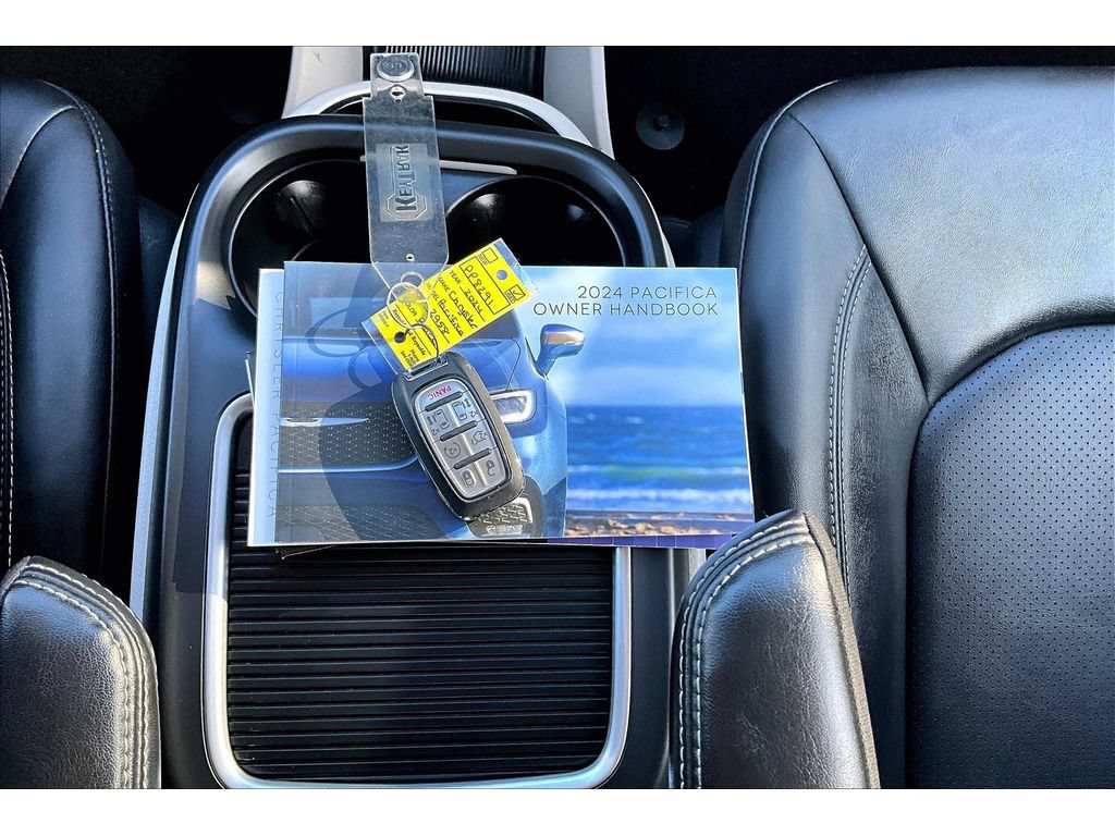 Used 2024 Chrysler Pacifica Touring-L FWD image 57