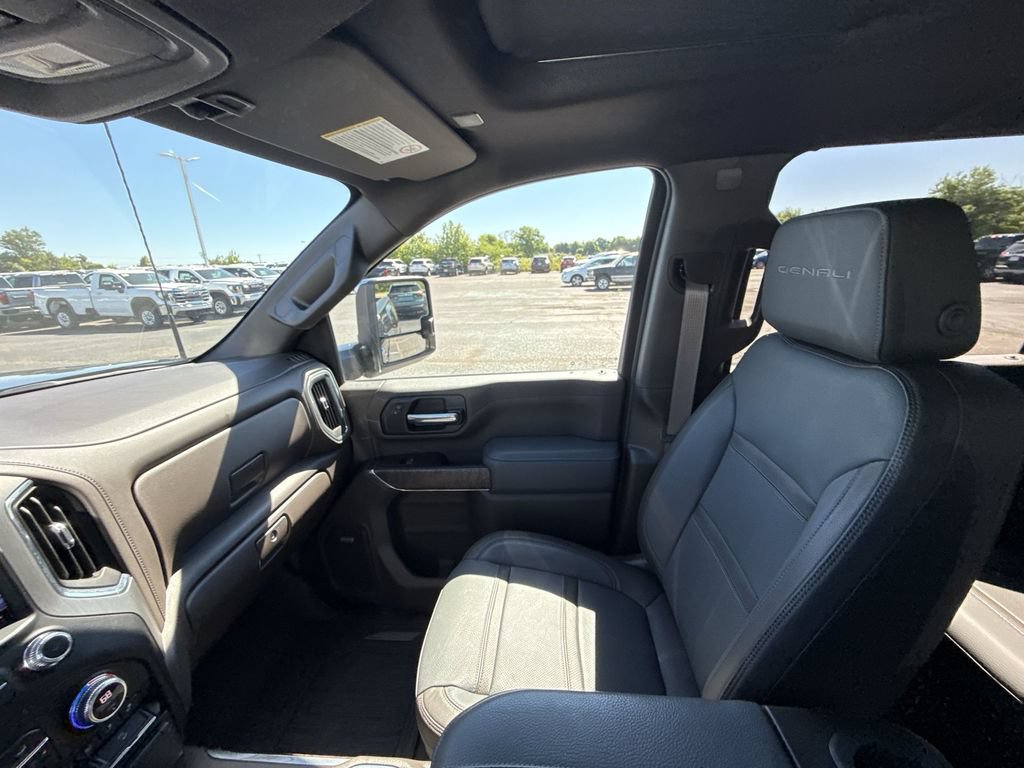 Certified 2022 GMC Sierra 3500 Denali w/ Denali Ultimate Package AWD/4WD image 15
