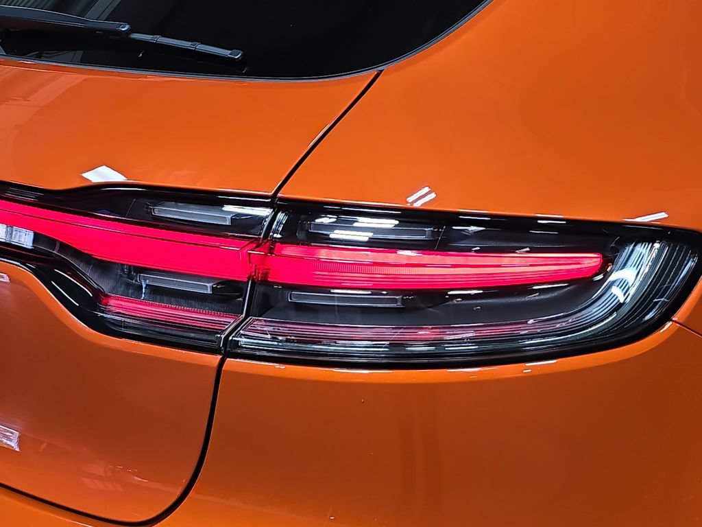 Certified 2025 Porsche Macan AWD/4WD image 30