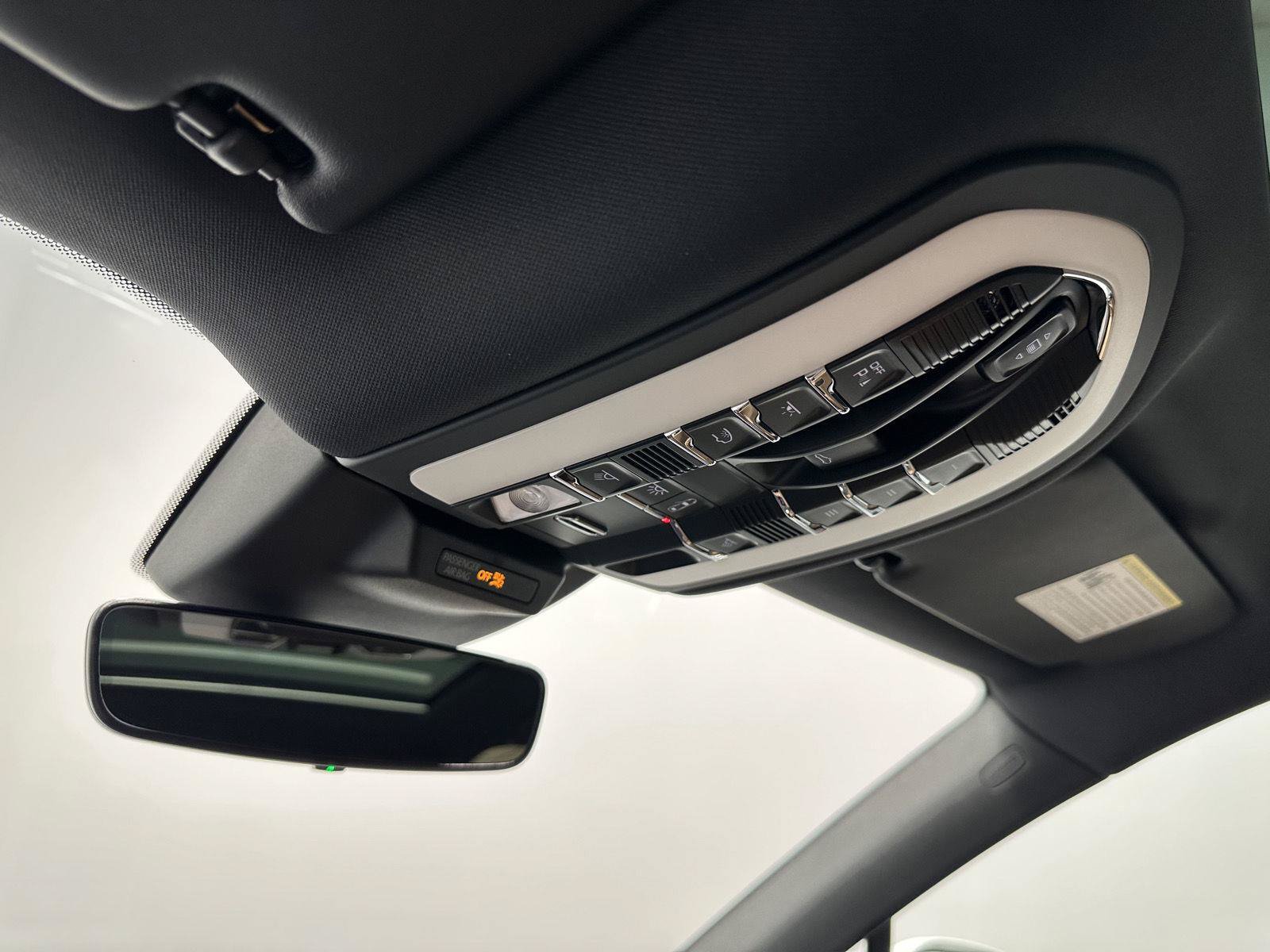 Certified 2025 Porsche Macan AWD/4WD image 32