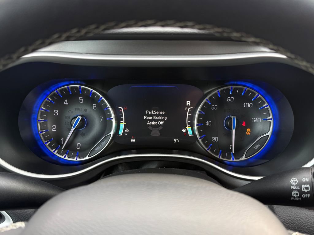 Used 2024 Chrysler Pacifica Touring-L image 27