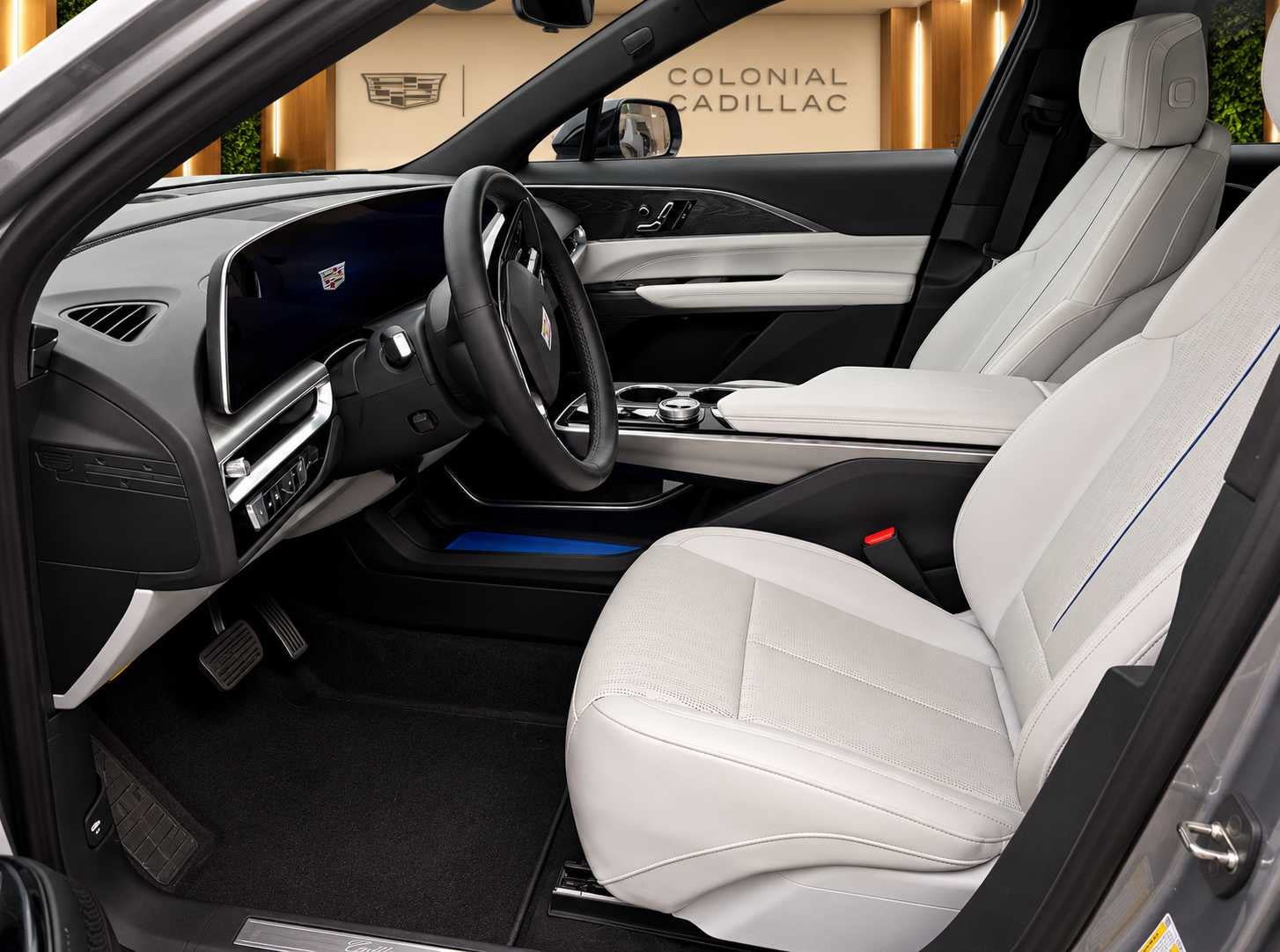 Used 2024 Cadillac Lyriq Luxury AWD/4WD image 2