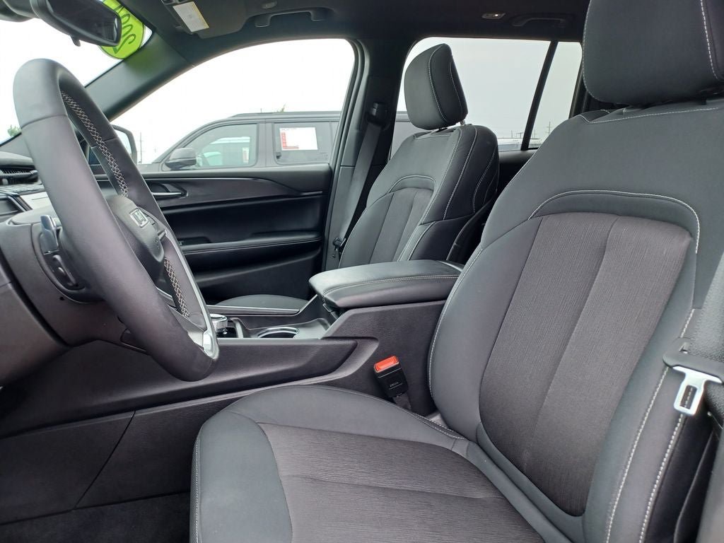 Used 2024 Jeep Grand Cherokee Laredo X w/ Luxury Tech Group I AWD/4WD image 5
