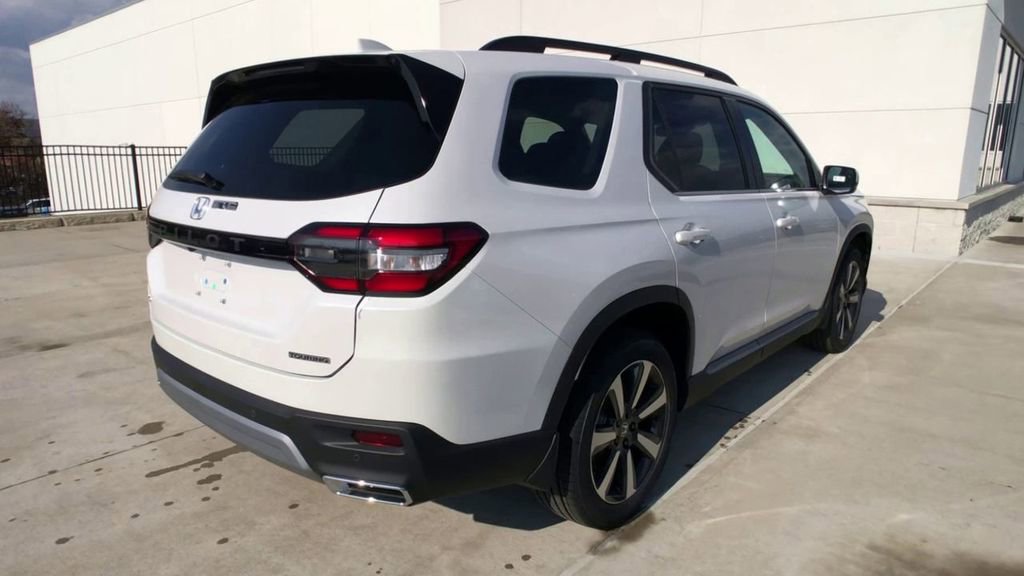 New 2025 Honda Pilot Touring image 9