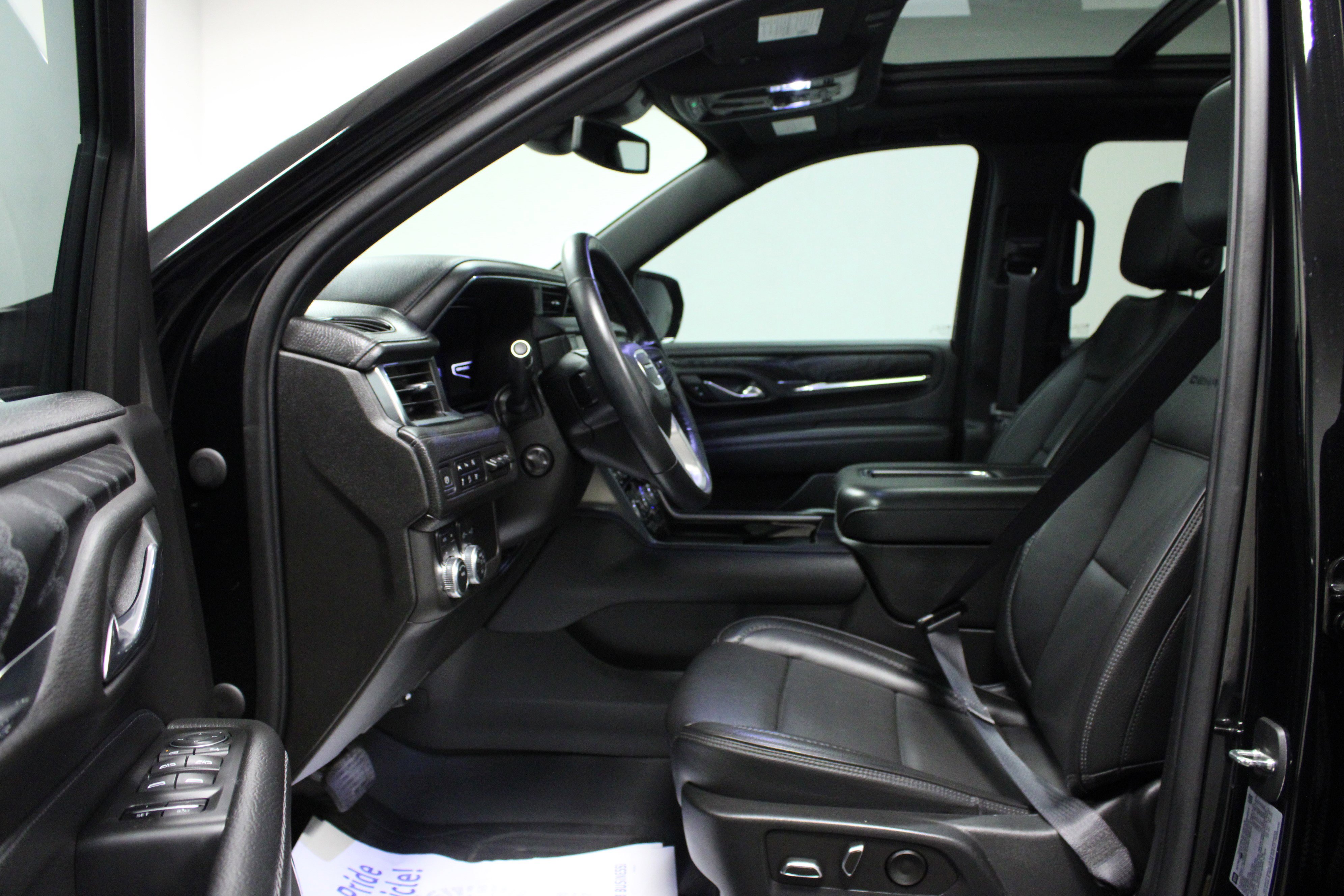 Used 2023 GMC Yukon XL Denali image 12