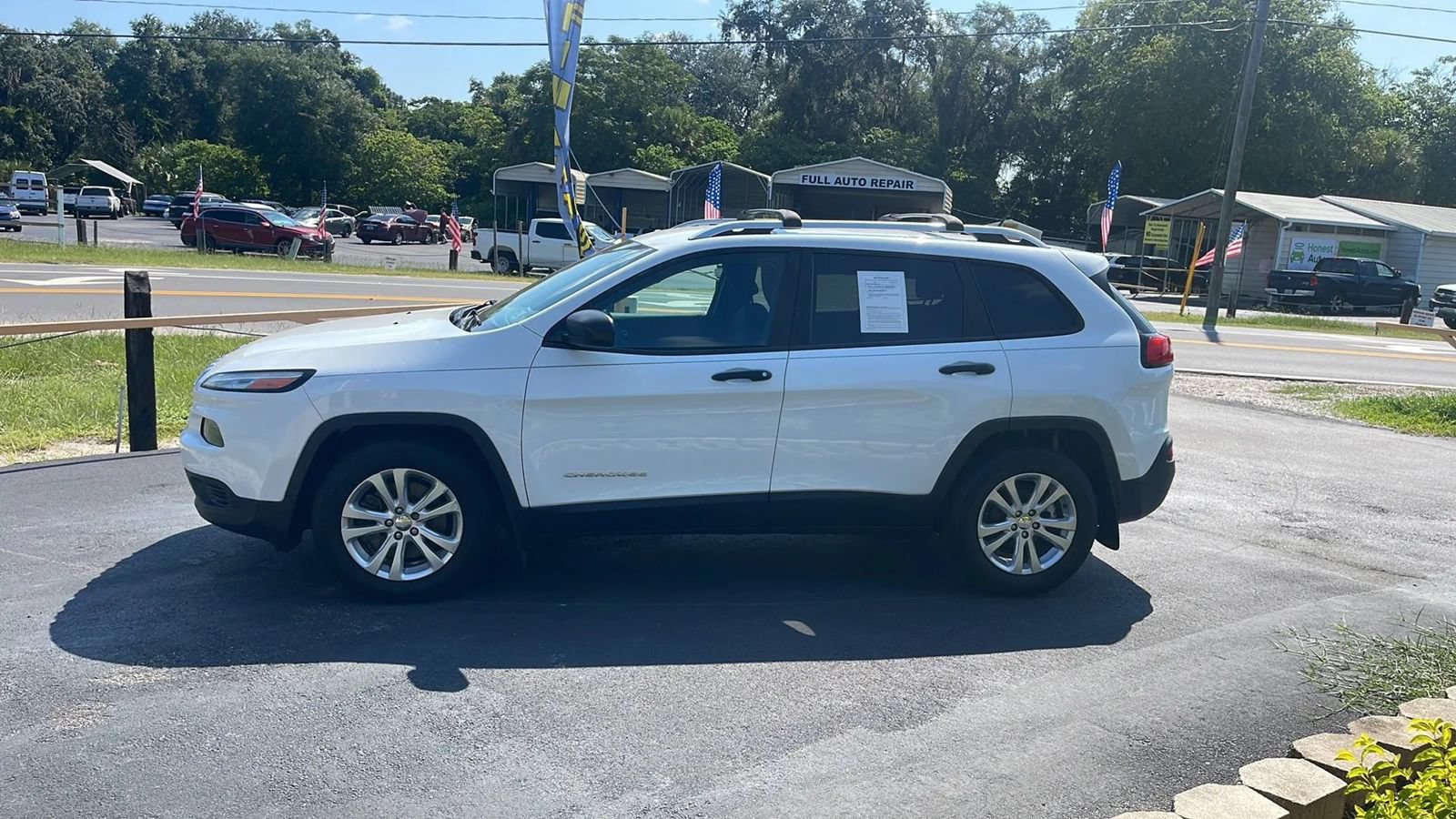 Used 2015 Jeep Cherokee Sport FWD image 4