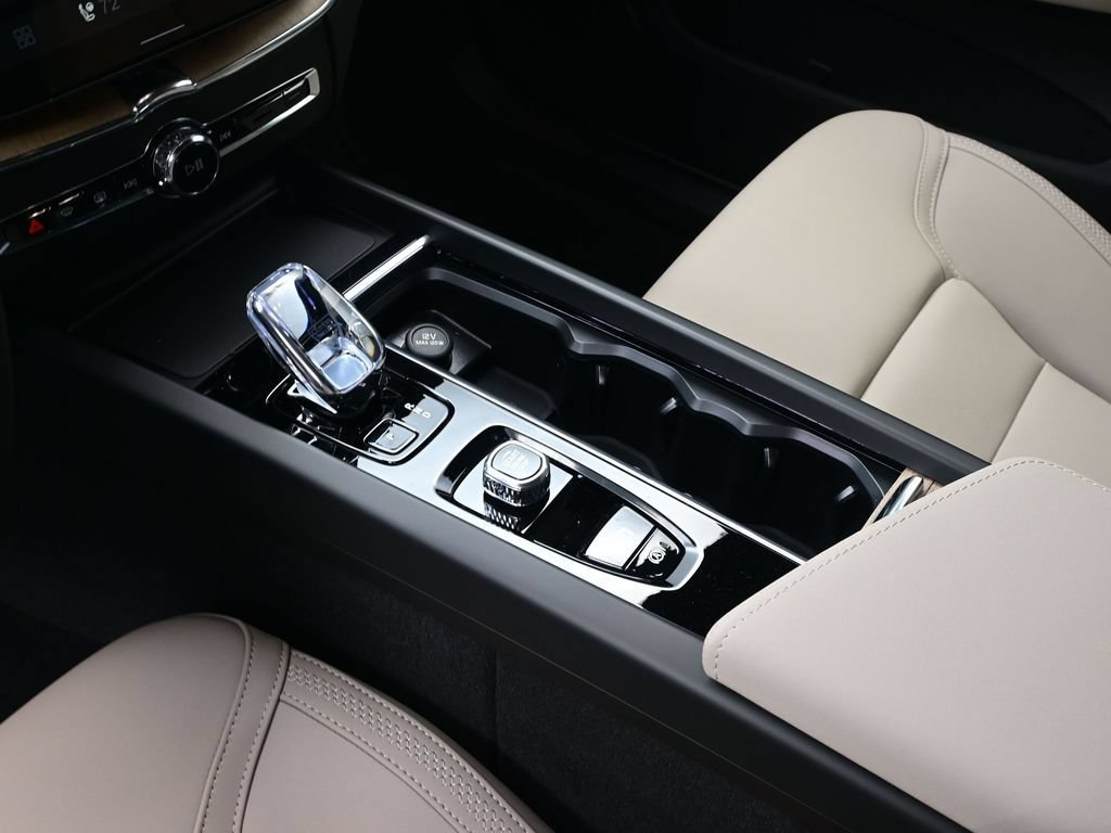 New 2026 Volvo XC60 B5 Plus w/ Climate Package AWD/4WD image 11