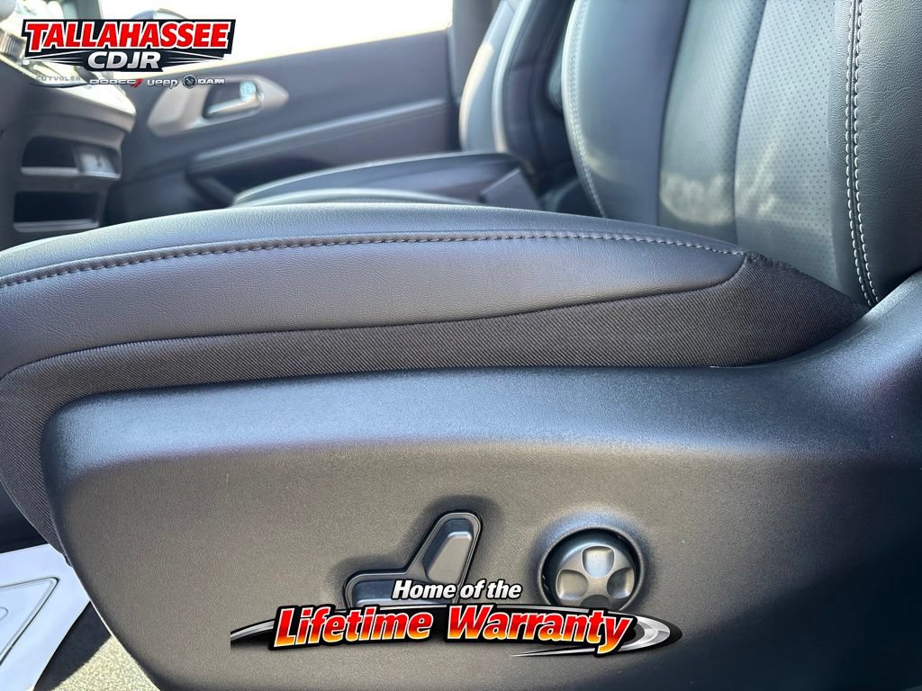 New 2027 Chrysler Pacifica Select FWD image 16