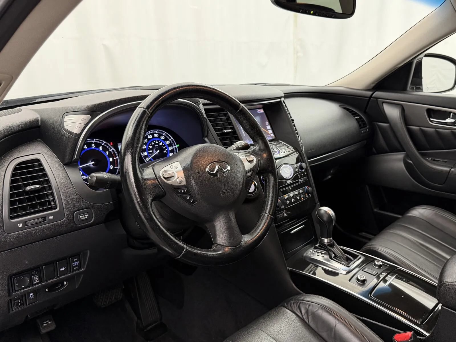 Used 2017 INFINITI QX70 AWD w/ Premium Package image 8