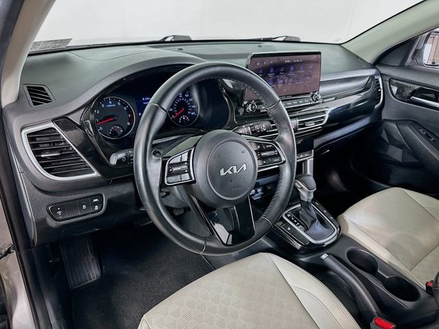 Used 2023 Kia Seltos EX image 17