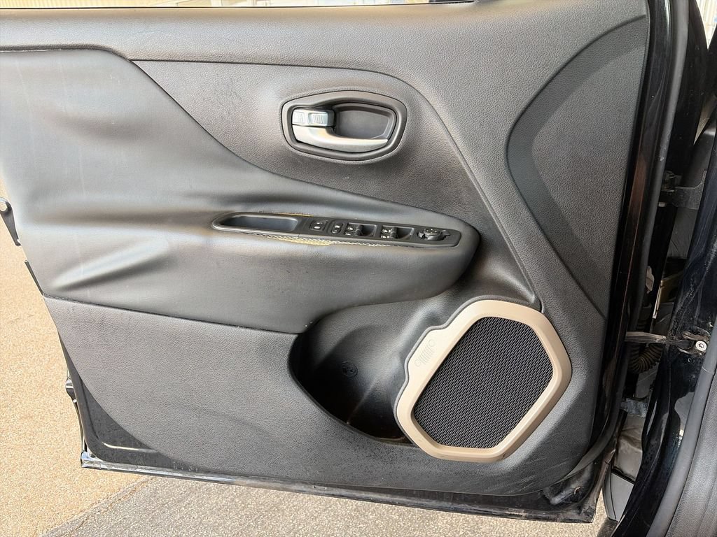 Used 2016 Jeep Renegade Limited FWD image 29