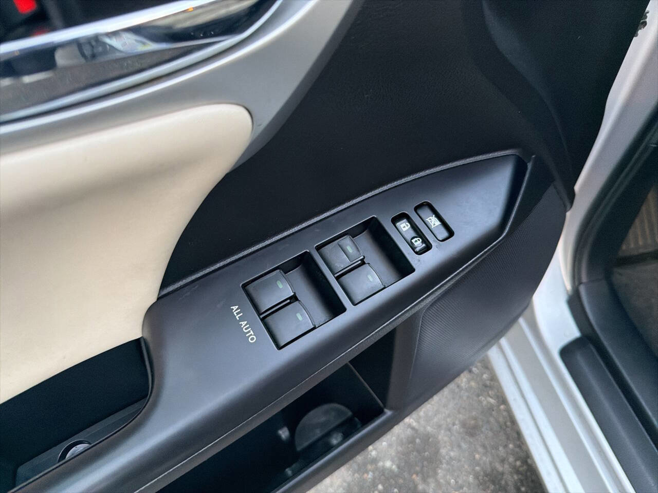 Used 2011 Lexus CT 200h Premium w/ Premium Audio Pkg image 33