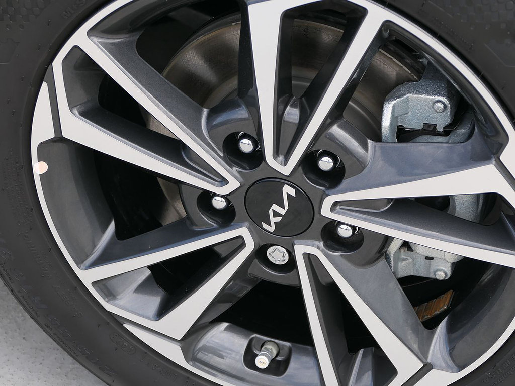 Used 2024 Kia Forte LXS w/ LXS Technology Package FWD image 8