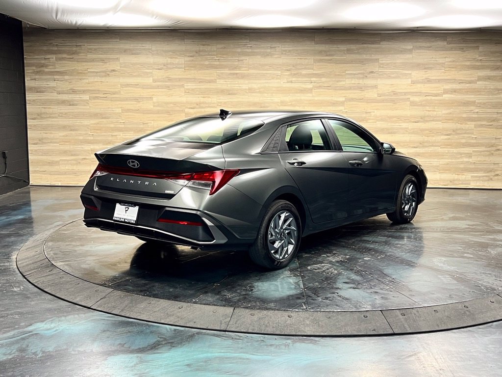 Used 2025 Hyundai Elantra Hybrid FWD image 17