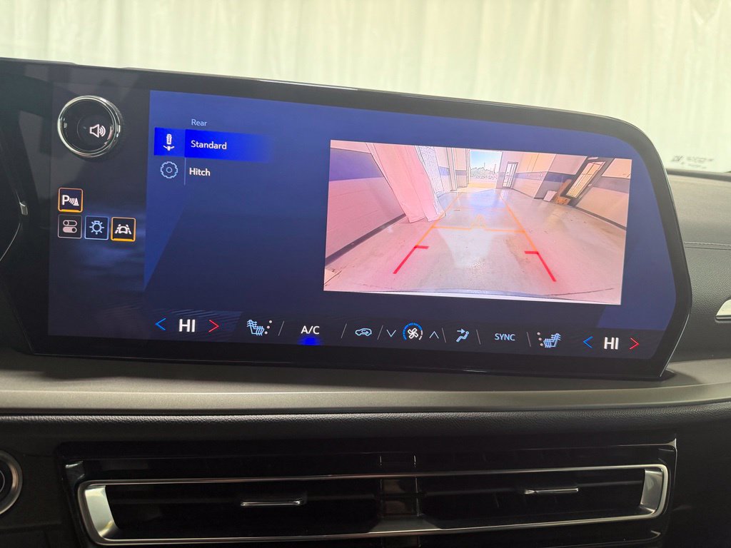 Used 2025 Chevrolet Traverse LT FWD image 6