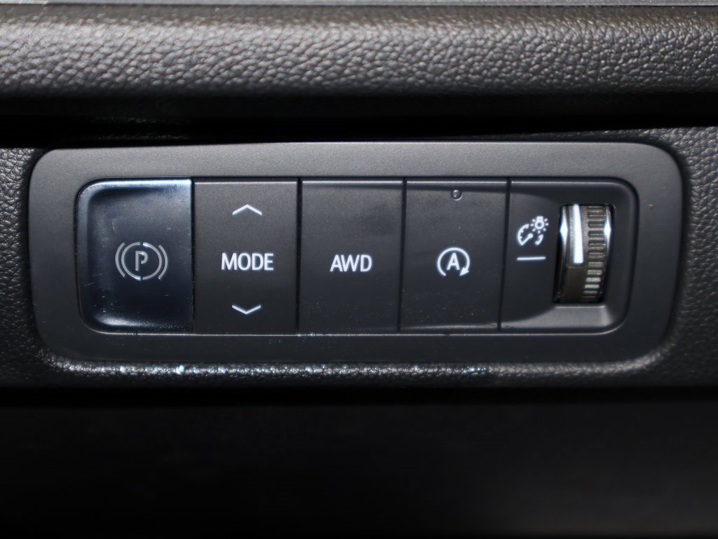 Used 2025 Chevrolet Traverse LT w/ Sun and Wheel Package image 12