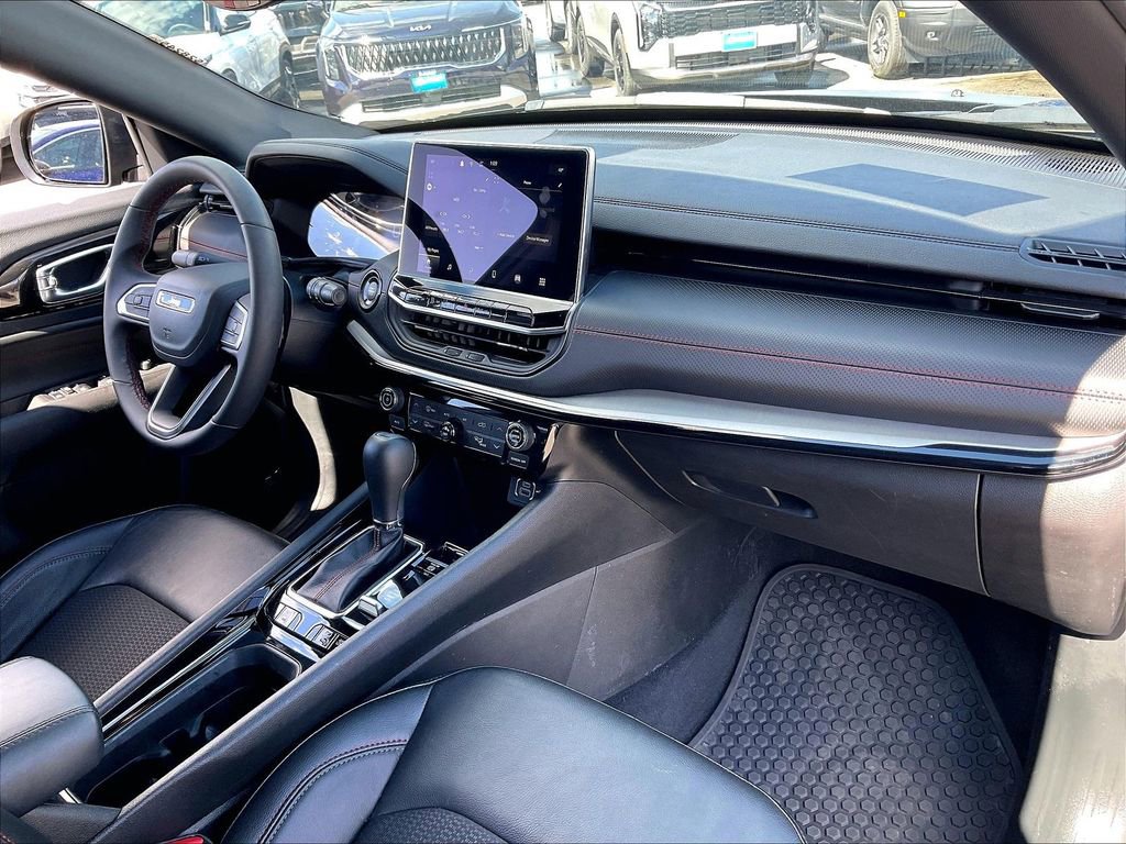 Used 2025 Jeep Compass Trailhawk image 13