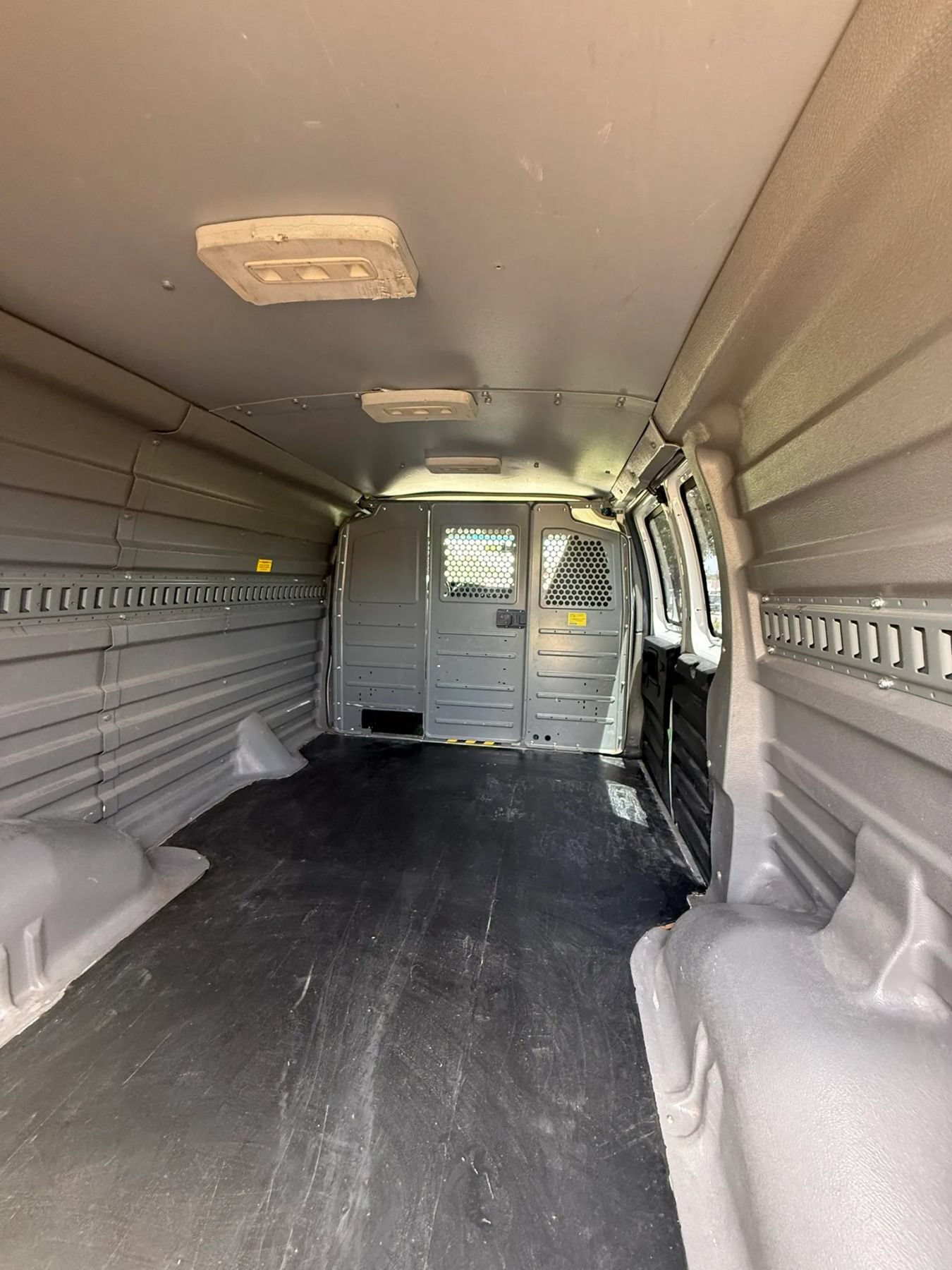 Used 2017 Chevrolet Express 3500 RWD image 8