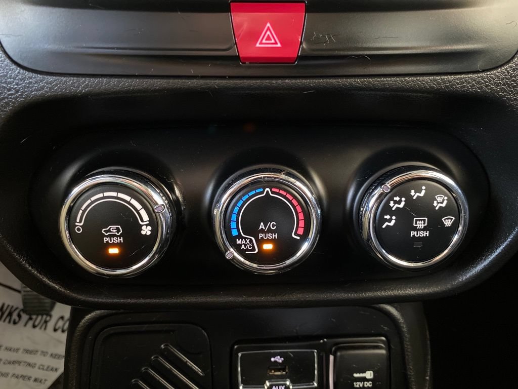 Used 2017 Jeep Renegade Latitude FWD image 23