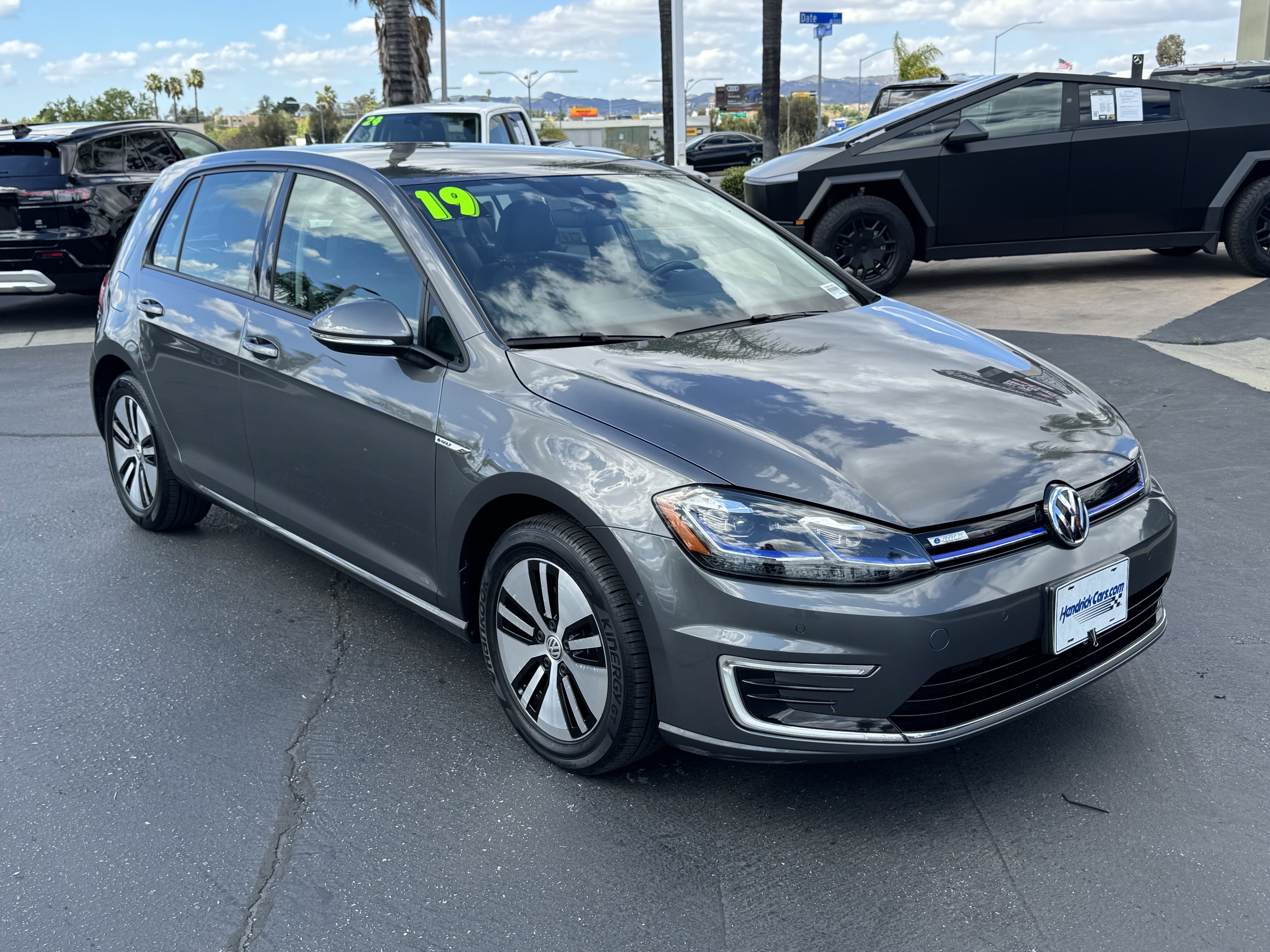 Used 2019 Volkswagen e-Golf SEL Premium image 2