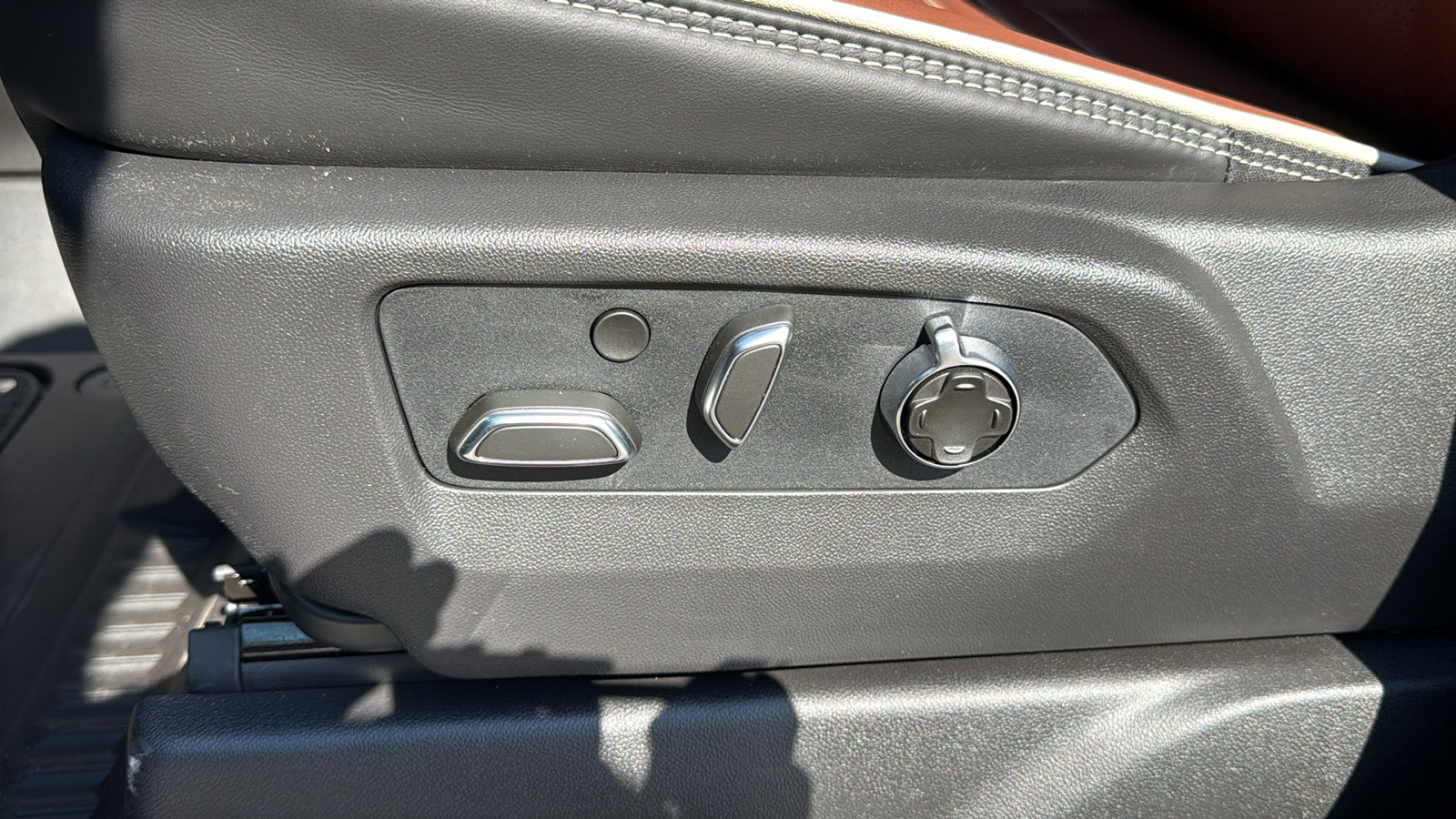 New 2026 GMC Sierra 2500 Denali Ultimate w/ LPO, Black Badging Package image 9