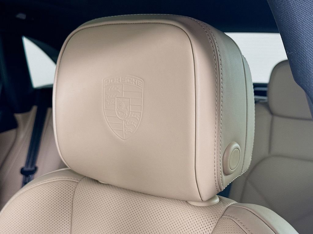 Certified 2025 Porsche Macan image 14