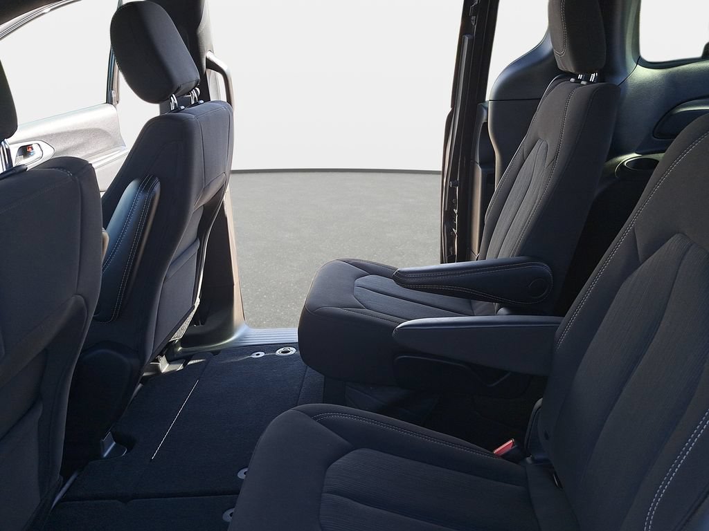 Used 2023 Chrysler Pacifica Touring FWD image 17