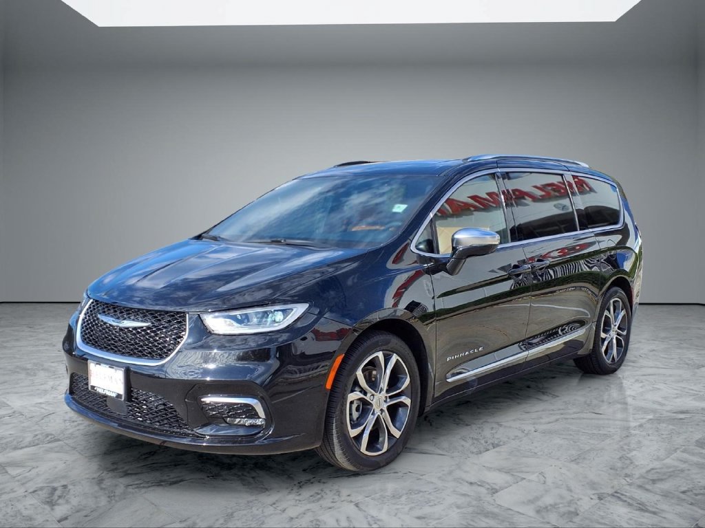 Used 2025 Chrysler Pacifica Pinnacle w/ Trailer Tow Group FWD image 3