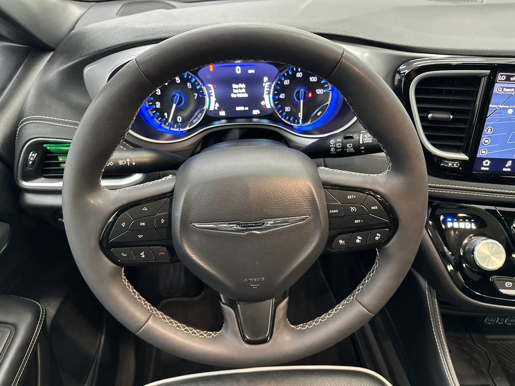 Used 2025 Chrysler Pacifica Limited FWD image 28