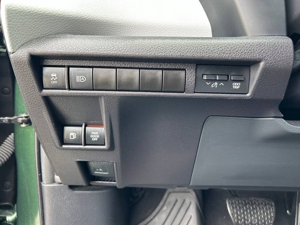 Used 2025 Toyota Sienna LE FWD image 14