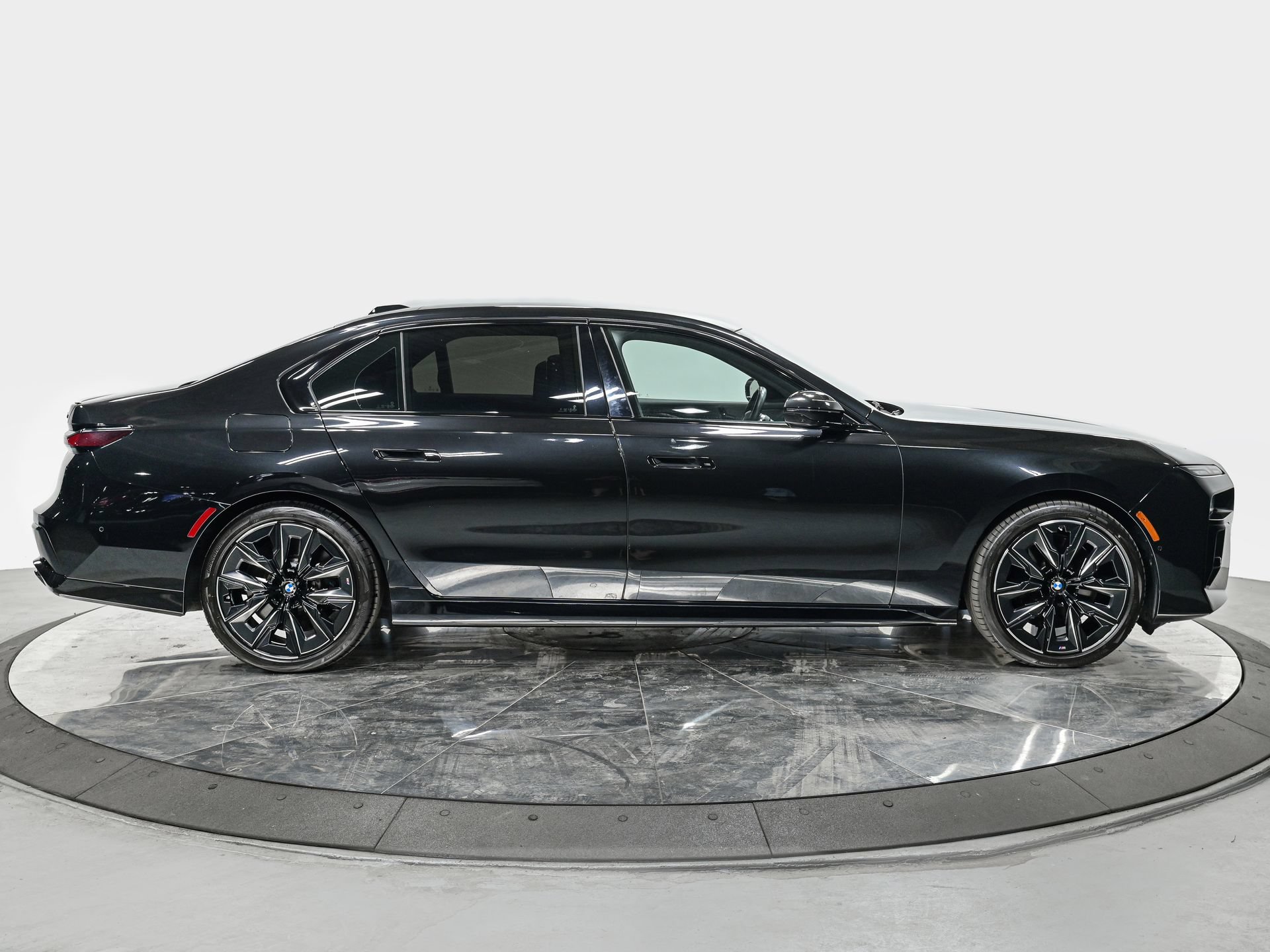 Used 2024 BMW 760i xDrive w/ Premium Package 2 AWD/4WD image 9