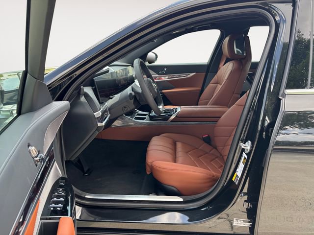 Used 2025 BMW i7 xDrive60 w/ Premium Package image 21