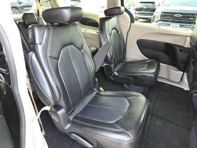 Used 2024 Chrysler Pacifica Touring-L image 12