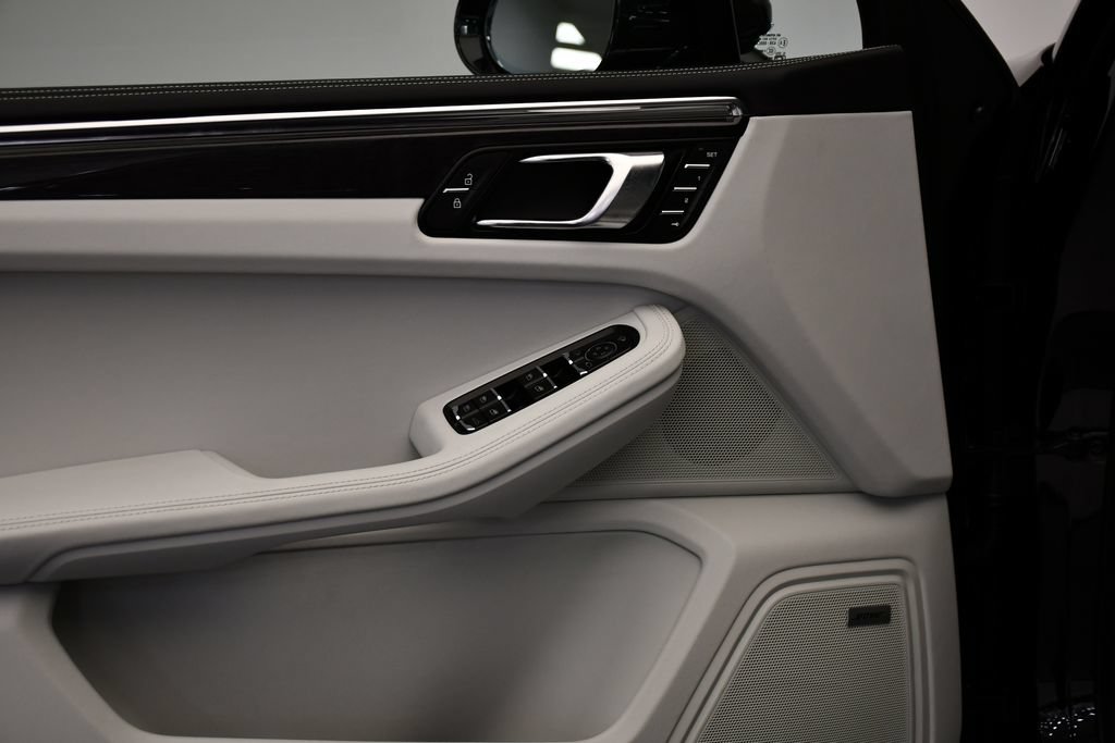 Certified 2026 Porsche Macan Turbo AWD/4WD image 36