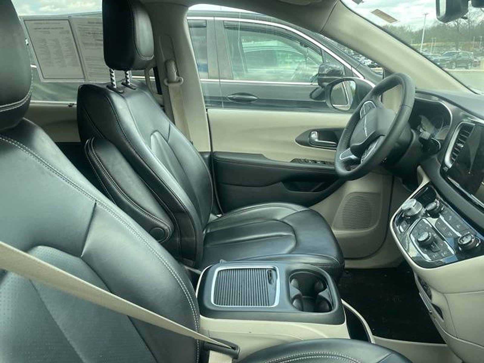 Used 2023 Chrysler Pacifica Touring-L image 11