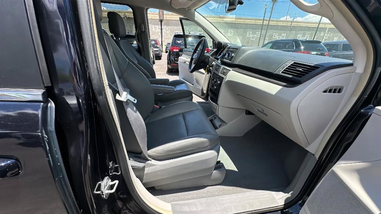Used 2010 Volkswagen Routan SE FWD image 31
