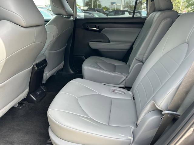 Certified 2025 Toyota Highlander XLE FWD image 17