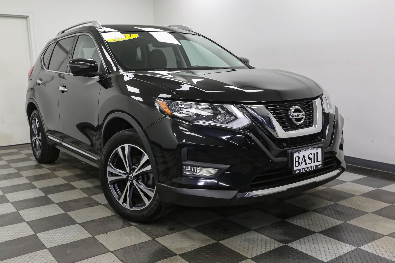 Used 2017 Nissan Rogue SL AWD/4WD image 2