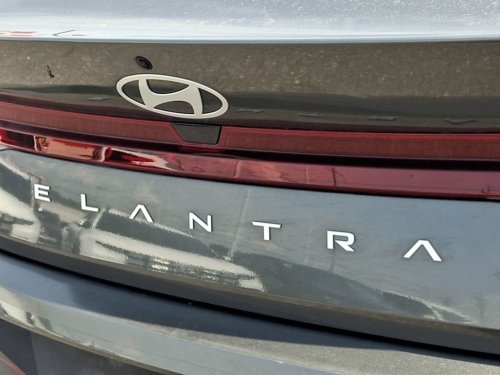 Used 2025 Hyundai Elantra SE FWD image 31