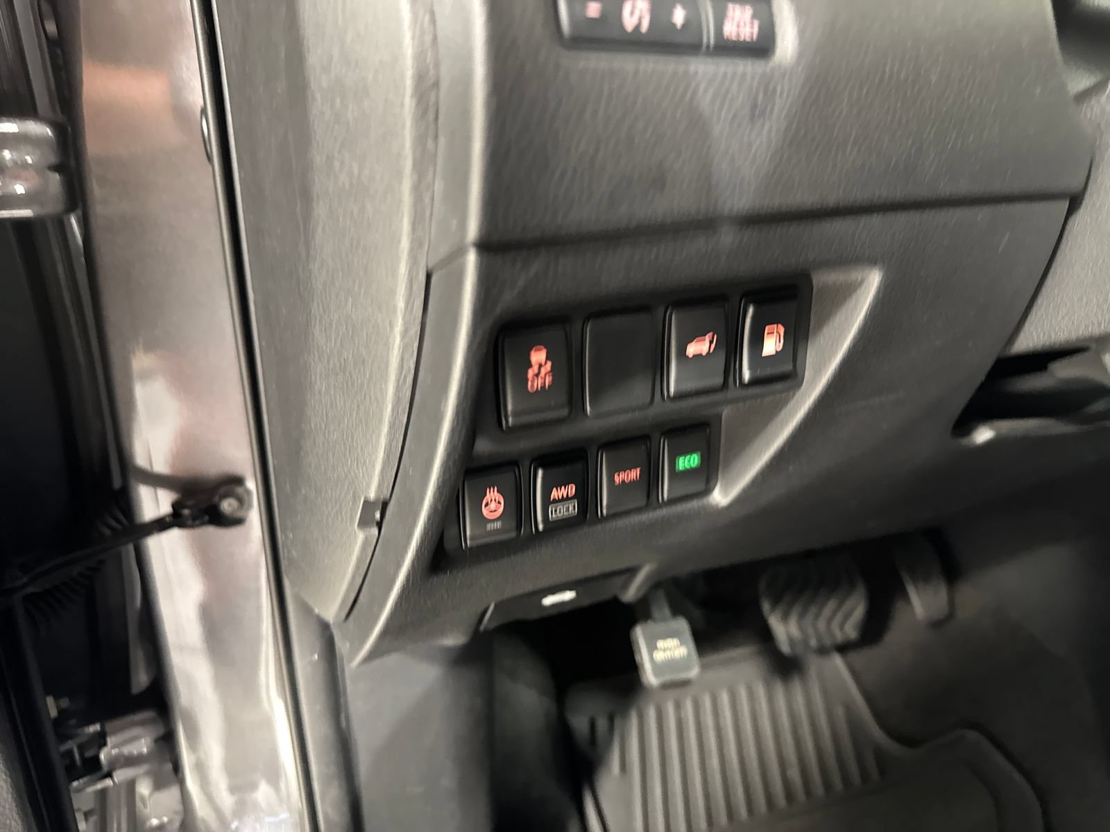 Used 2018 Nissan Rogue SV w/ Premium Package AWD/4WD image 28