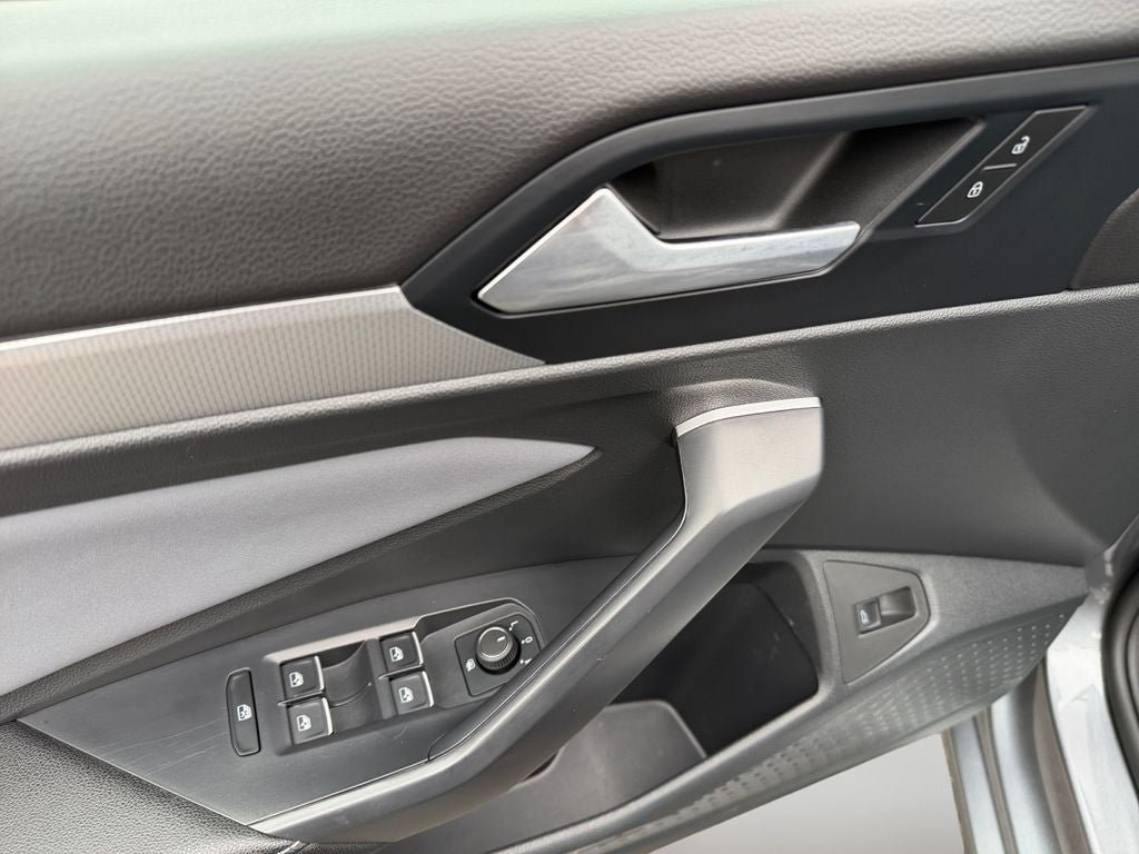 Used 2025 Volkswagen Jetta SE FWD image 21