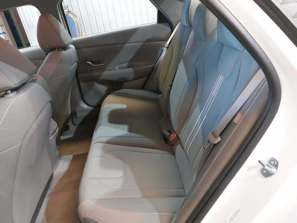 Used 2025 Hyundai Elantra Hybrid FWD image 15